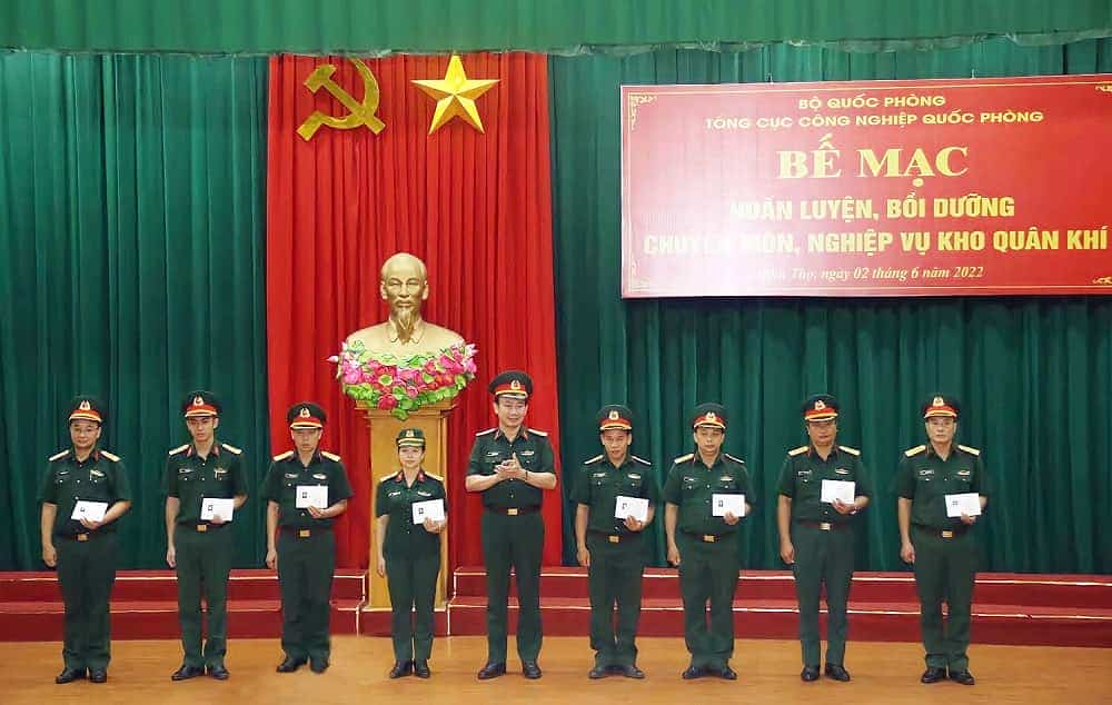 Đại tá, TS. Nguyễn Quang Huy, Phó Cục trưởng Cục Quản lý công nghệ, Tổng cục CNQP, trao Giấy chứng nhận cho các học viên.
