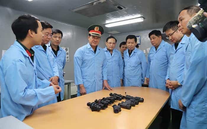 Thượng tướng Bế Xuân Trường và đoàn công tác kiểm tra sản xuất tại Nhà máy Z181.