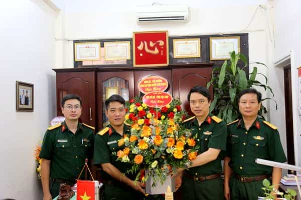 Đoàn cán bộ Nhà máy viếng nghĩa trang Liệt sỹ Quốc gia Trường Sơn.