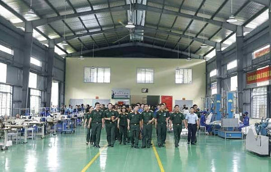 Các đại biểu tham quan khu vực sản xuất của Nhà máy Z115.