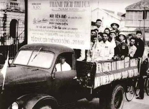 Xưởng Quân cụ X10 (tiền thân của Nhà máy Z117) tham gia cổ động thi đua trên đường phố Hải Phòng (năm 1959).