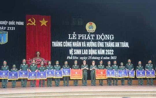 Lãnh đạo, chỉ huy Nhà máy Z131 khen thưởng các tập thể hoàn thành tốt nhiệm vụ quý I/2022.