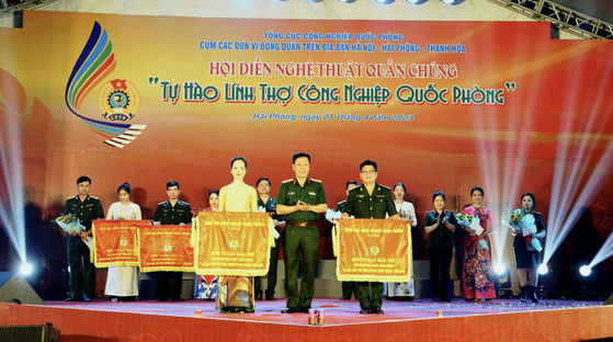 Đại tá Tống Xuân Đức, Phó Chủ nhiệm Chính trị Tổng cục CNQP trao giải Nhì tặng Tổng công ty GAET và Nhà máy Z176.