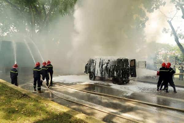 <span> Màn trình diễn của Đội Phòng cháy chữa cháy chuyên ngành của Nhà máy Z121.</span>