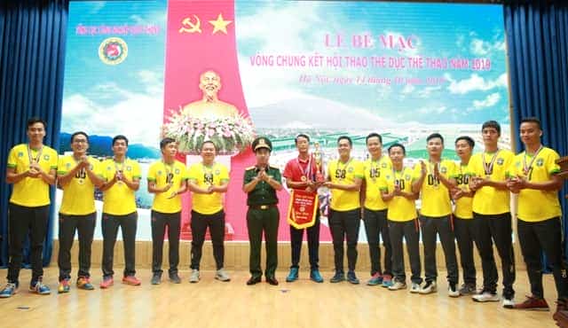 <span>Thiếu tướng Nguyễn Đắc Hải, Phó Chủ nhiệm Tổng cục CNQP, trao cúp vô địch tặng Đội bóng chuyền Nhà máy Z131.</span>