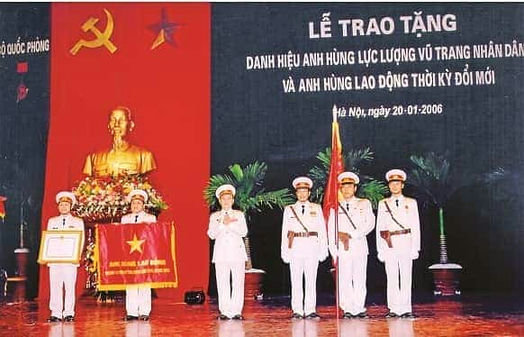 Nhà máy đón nhận danh hiệu Anh hùng Lao động thời kỳ đổi mới<br />
(năm 2006).