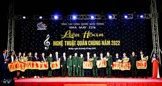 Lãnh đạo, chỉ huy Nhà máy cùng Ban tổ chức, Ban giám khảo chụp ảnh lưu niệm với đại diện các đội tham gia Liên hoan.