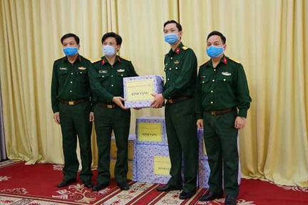 <span>Thượng tá Phạm Văn Riệp - Bí thư Đảng ủy, Chủ tịch Công ty trao vật chất ủng hộ Trường <span style="color: black;">Quân sự Bộ Tư lệnh Thủ đô Hà Nội phòng, chống dịch Covid-19.</span></span>