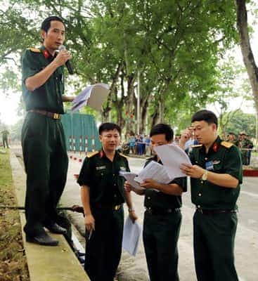 <span>Các thành viên Ban giám khảo tập trung cao độ trước mỗi nội dung thi.</span>