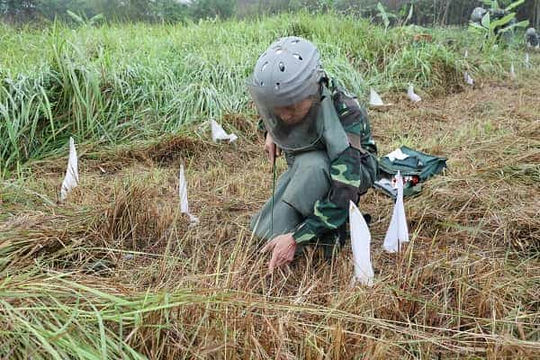 Kiểm tra thực hành kỹ thuật rà phá bom mìn, vật nổ trên cạn.