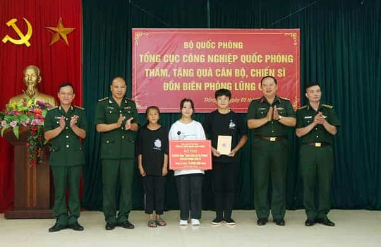 Thiếu tướng Nguyễn Việt Hùng trao quà tặng các cháu học sinh do Đồn Biên phòng Lũng Cú nhận đỡ đầu.