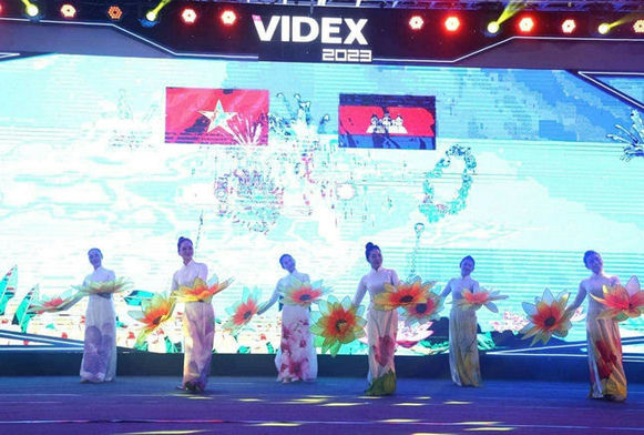 Chương trình nghệ thuật do Đoàn Văn công Quân khu 7 biểu diễn phục vụ khách tham quan.