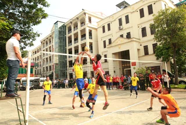 <span>Pha tranh bóng trên lưới của Đội tuyển bóng chuyền Nhà máy Z125 và Nhà máy Z131.</span>