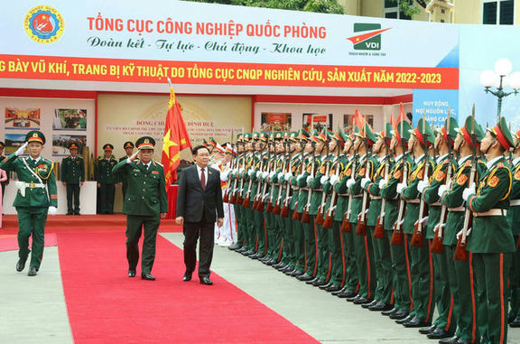 Chủ tịch Quốc hội nước Cộng hòa XHCN Việt Nam duyệt Đội Danh dự.