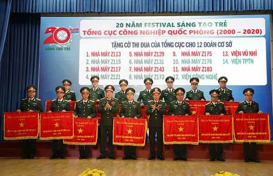 Thủ trưởng Tổng cục CNQP trao Cờ tặng các đơn vị có thành tích xuất sắc trong 20 năm thực hiện phong trào “Sáng tạo trẻ”.
