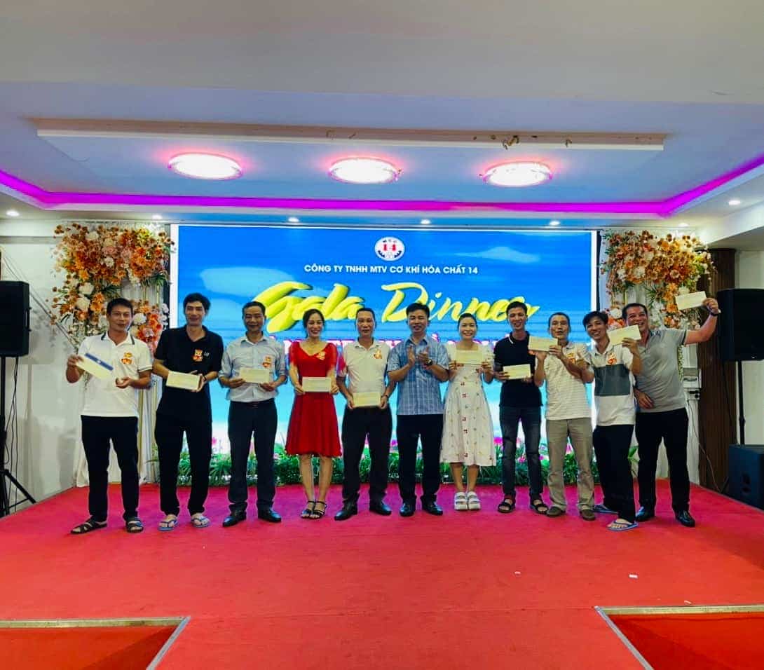 Trao giải cho các đồng chí tiêu biểu trong phong trào thi đua của đơn vị.