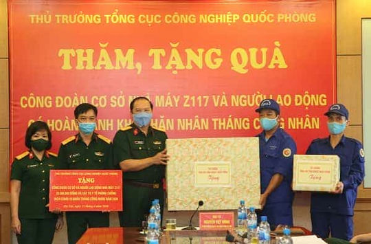 <span><em><span>Đại tá Nguyễn Việt Hùng, Phó Chính ủy Tổng cục CNQP, trao quà tặng Công đoàn cơ sở </span>