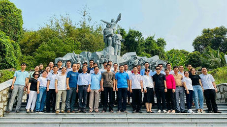 Chụp ảnh lưu niệm tại tượng đài chị Sứ, huyện Hòn Đất, tỉnh Kiên Giang. 