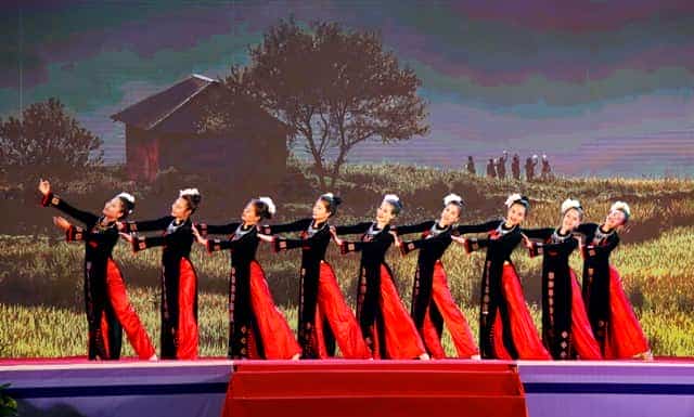 Diễn viên Đoàn Văn công Quân khu 1 biểu diễn phục vụ tại Triển lãm - Hội chợ.