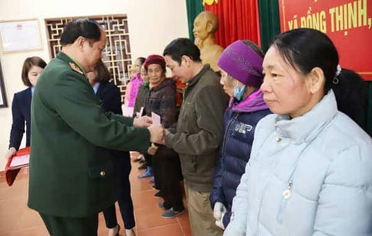 Trao quà tặng các gia đình chính sách, hộ nghèo của xã Đồng Thịnh, huyện Định Hóa, tỉnh Thái Nguyên.