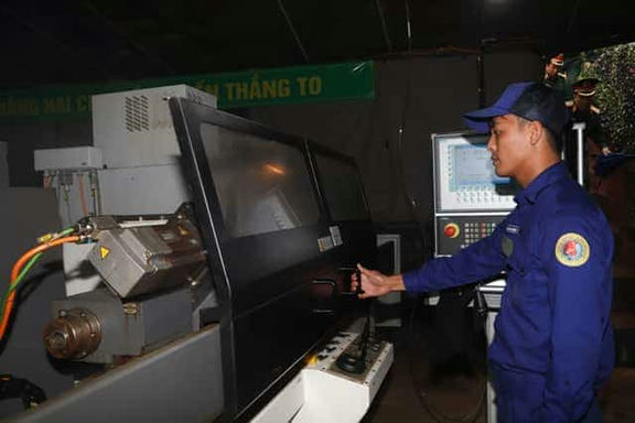 Máy móc phục vụ sản xuất.