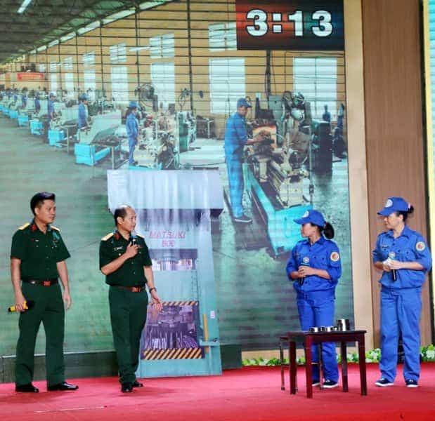 <span>Phần thi năng khiếu của thí sinh Đỗ Văn Toàn (thứ nhất từ trái sang), Chủ tịch Công đoàn cơ sở Nhà máy Z183.</span>