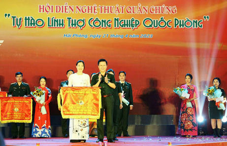 Đại tá Nguyễn Đình Đức, Trưởng ban Công đoàn Quốc phòng trao giải Nhất tặng Nhà máy Z173.