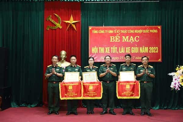 Đại tá Phạm Anh Tú, Phó Tổng giám đốc Tổng công ty GAET trao Giấy khen tặng các tập thể đạt thành tích cao trong hội thi.