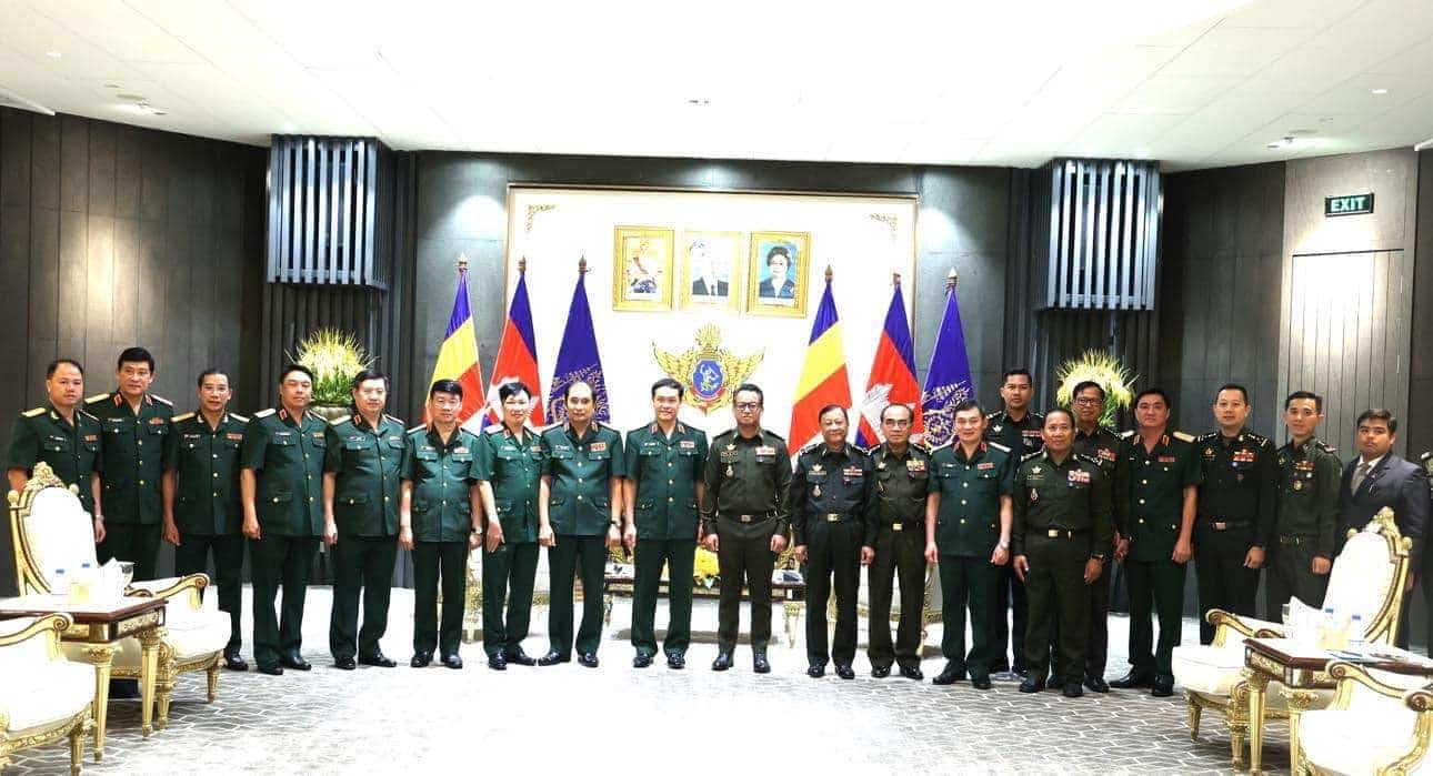 Đoàn cấp cao Bộ Quốc phòng Việt Nam chào xã giao Phó Thủ tướng, Bộ trưởng Bộ Quốc phòng và thăm Bộ Quốc phòng Campuchia.