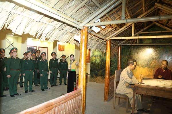Thủ trưởng Tổng cục và các đại biểu tham quan Bảo tàng Chiến thắng Điện Biên Phủ.