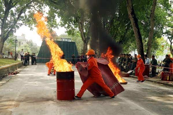 <span>Thao tác dập tắt đám cháy bằng chăn chiên.</span>