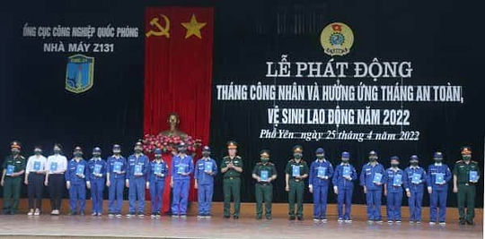 Đại tá Nguyễn Đình Đức, Uỷ viên Đoàn Chủ tịch Tổng Liên đoàn Lao động Việt Nam, Trưởng ban Công đoàn Quốc phòng, tặng quà đoàn viên công đoàn<br />
Nhà máy Z131.