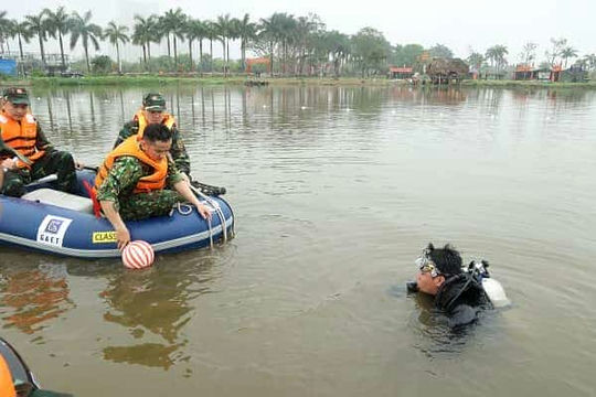 Kiểm tra thực hành kỹ thuật dò tìm bom mìn, vật nổ dưới nước.
