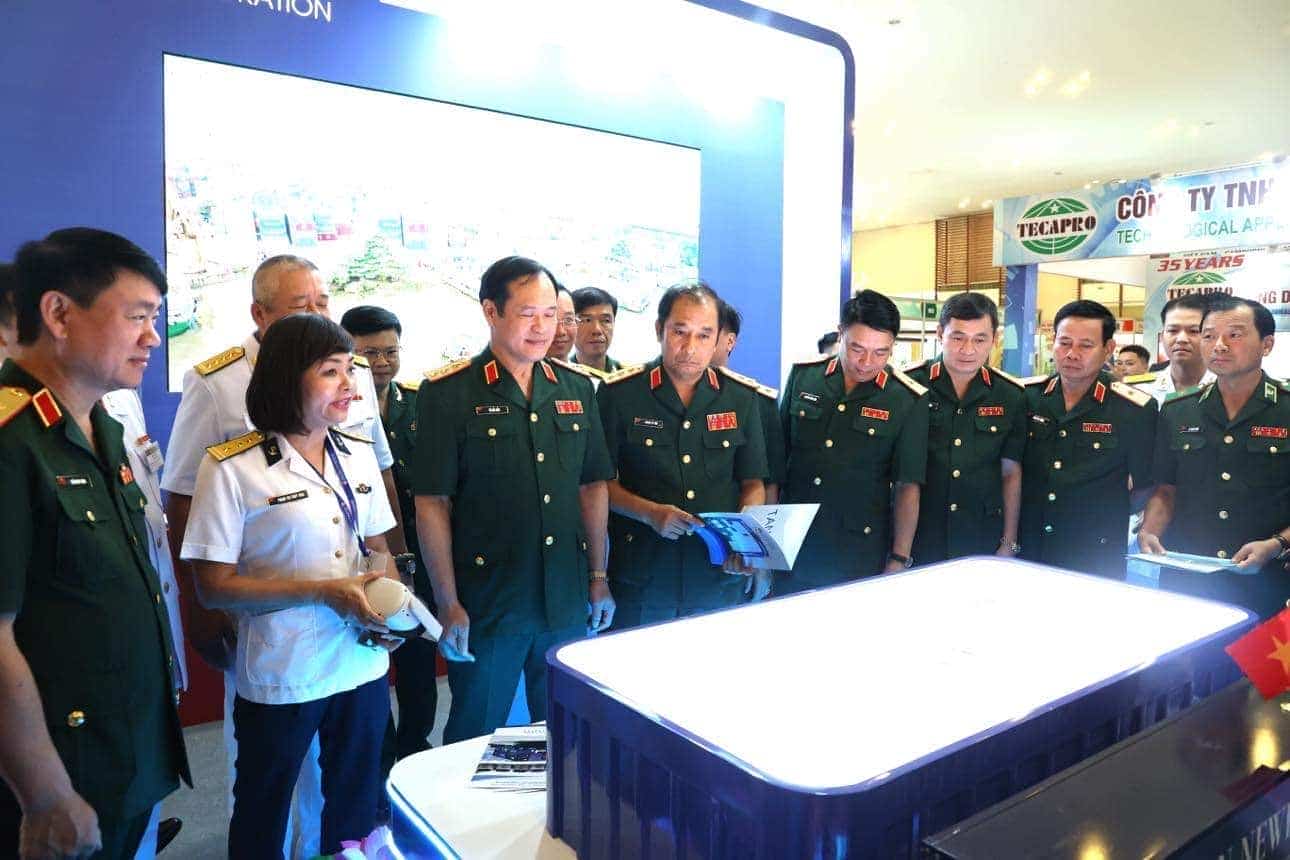 Thủ trưởng Bộ Quốc phòng, Bộ Tổng tham mưu Quân đội nhân dân Việt Nam và các đại biểu tham quan gian trưng bày của Tổng công ty Tân Cảng Sài Gòn.
