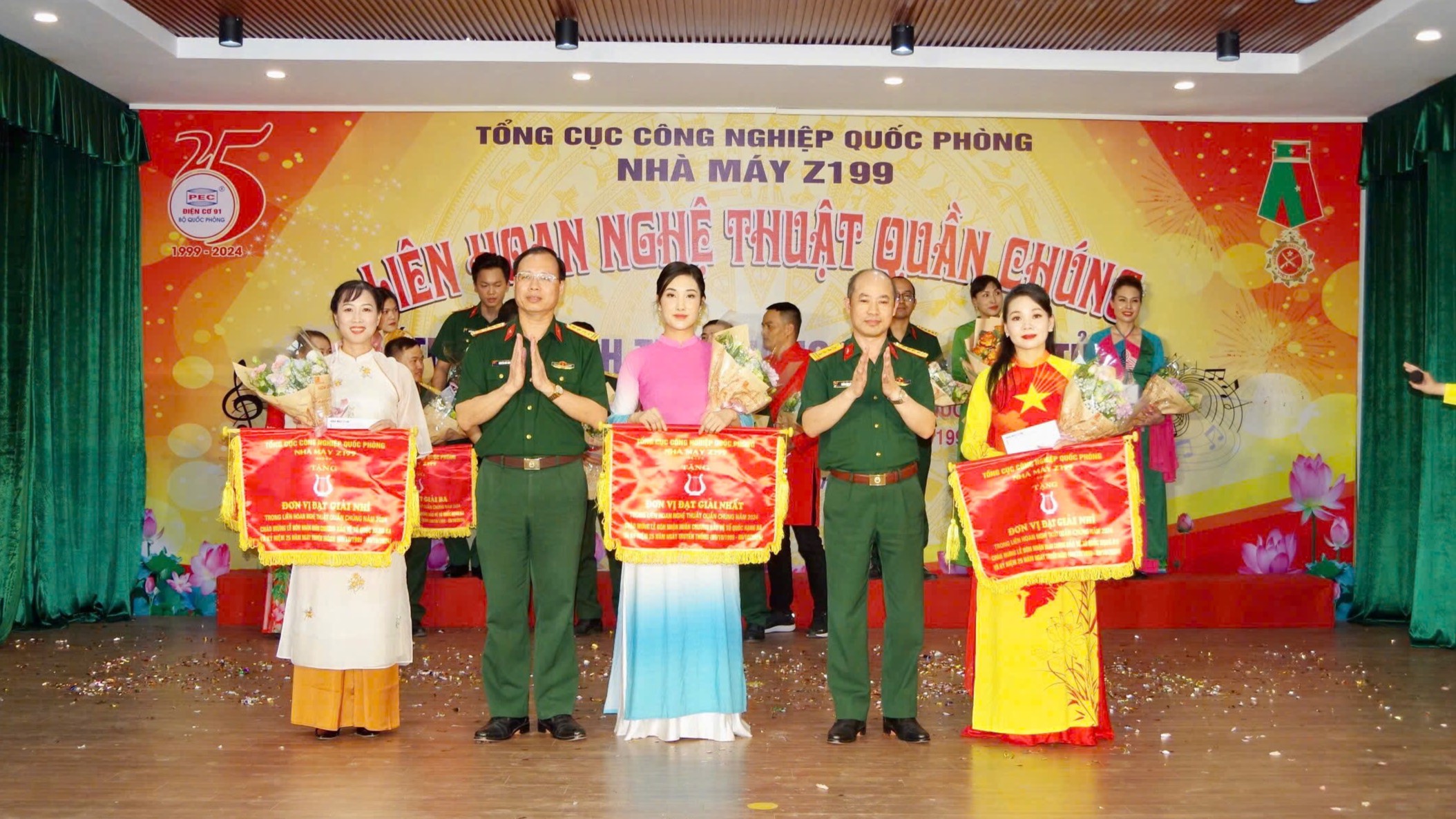 Lãnh đạo, chỉ huy Nhà máy Z199 trao giải tặng các đội thi đạt thành tích cao.