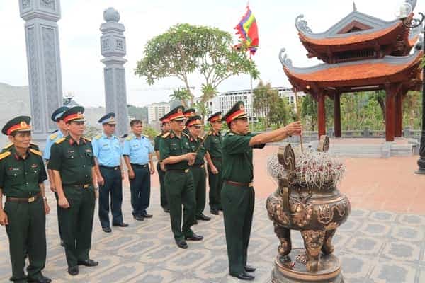 <span>Dâng hương tưởng niệm Bác Hồ tại Đền thờ Bác Hồ (tỉnh Sơn La).</span>