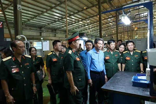 Các đại biểu tham quan dây chuyền sản xuất của Nhà máy Z111.