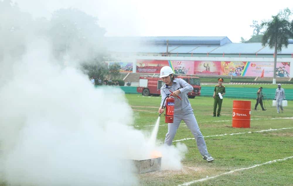 Sử dụng bình bọt cứu hỏa dập tắt đám cháy.