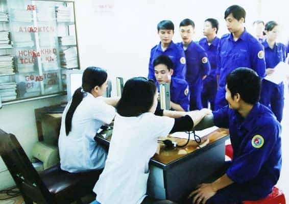 Kiểm tra, khám sức khỏe định kỳ cho đoàn viên Công đoàn.