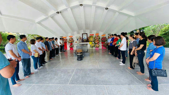 Dâng hương tưởng niệm cụ Phó bảng Nguyễn Sinh Sắc - thân sinh Chủ tịch Hồ Chí Minh, tại khu lưu niệm chùa Hội Khánh, tỉnh Đồng Tháp. 