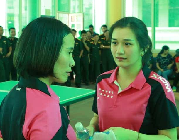 <span>Vận động viên Nhà máy Z121 hội ý trước trận thi đấu.</span>