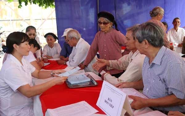 Nhà máy Z176 tổ chức khám bệnh, cấp thuốc miễn phí cho các đối tượng chính sách trên địa bàn đơn vị đóng quân.