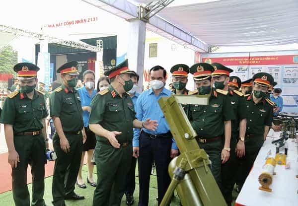 Các đại biểu xem sản phẩm do Nhà máy Z131 sản xuất, trưng bày tại Lễ phát động.