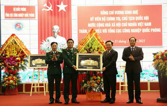 Chủ tịch Quốc hội Vương Đình Huệ trao quà lưu niệm tặng Tổng cục CNQP.