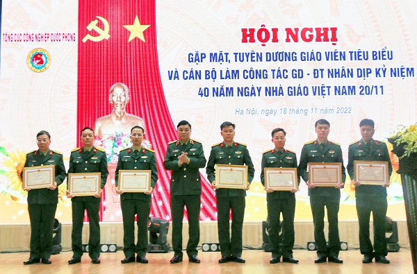 Gặp mặt, tuyên dương giáo viên tiêu biểu và cán bộ làm công tác giáo dục – đào tạo