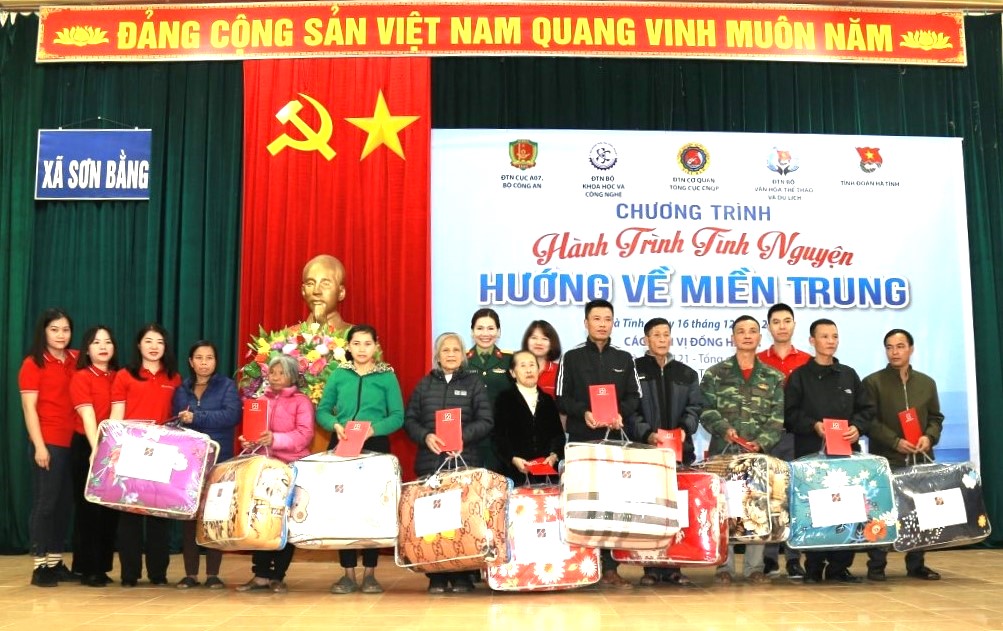 “Hành trình tình nguyện – hướng về Miền Trung”