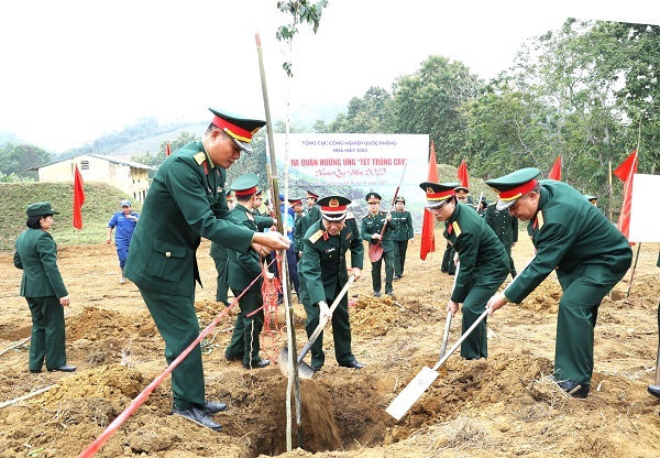 Nhà máy Z183 ra quân hưởng ứng Tết trồng cây Xuân Quý Mão 2023