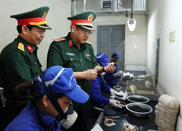 Quan tâm hơn nữa đến đời sống, điều kiện làm việc của người lao động
