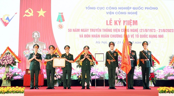 Viện Công nghệ đón nhận Huân chương Bảo vệ Tổ quốc hạng Nhì