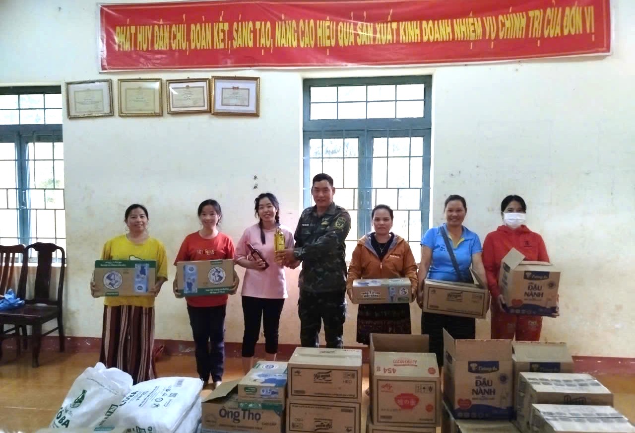 Trung đoàn 720 tặng quà người lao động